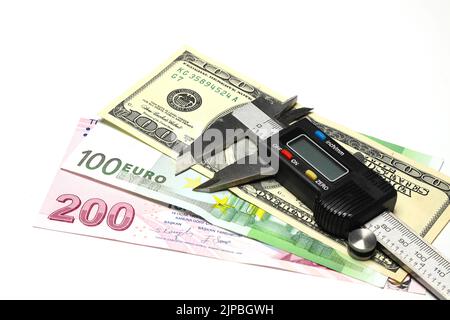 Billets de Lira turcs de différentes couleurs, motifs et valeurs sur fond blanc avec marqueur. Mise au point sélective. Banque D'Images