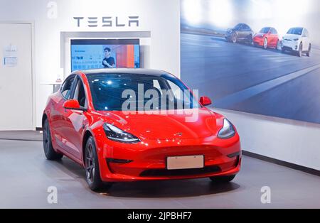 SHANGHAI, CHINE - 2 AVRIL 2021 - Un modèle rouge du nouveau véhicule électrique énergétique Tesla est vu à Shanghai, Chine, 2 avril 2021. Sur 17 août 2022, Banque D'Images