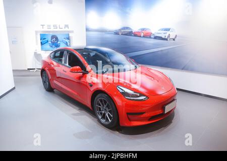 SHANGHAI, CHINE - 2 AVRIL 2021 - Un modèle rouge du nouveau véhicule électrique énergétique Tesla est vu à Shanghai, Chine, 2 avril 2021. Sur 17 août 2022, Banque D'Images