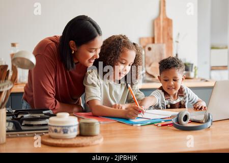 L'éducation à domicile, l'éducation et l'enseignement à distance pour les enfants tandis que la mère, le parent et la femme aident le fils et la fille. Enseigner, parler et lier avec Banque D'Images