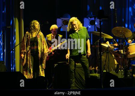 16 août 2022, San Diego, CA, États-Unis d'Amérique : Alison Krauss, Viktor Krauss et Robert Plant collaborent pour réaliser un mélange inspirant et idiosyncratique de rock, folk, blues, bluegrass, country, Et le métal devant des milliers de fans à Rady Shell le lundi 15 août, à San Diego, Calif (Credit image: © Rishi Deka/ZUMA Press Wire) Banque D'Images