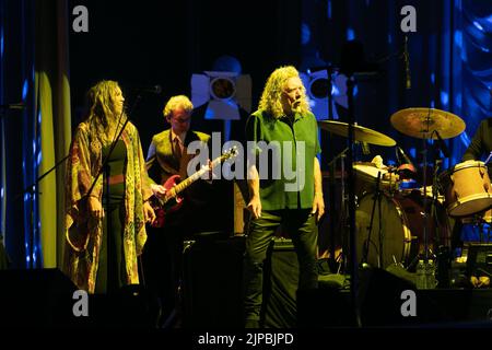 16 août 2022, San Diego, CA, États-Unis d'Amérique : Alison Krauss, Viktor Krauss et Robert Plant collaborent pour réaliser un mélange inspirant et idiosyncratique de rock, folk, blues, bluegrass, country, Et le métal devant des milliers de fans à Rady Shell le lundi 15 août, à San Diego, Calif (Credit image: © Rishi Deka/ZUMA Press Wire) Banque D'Images