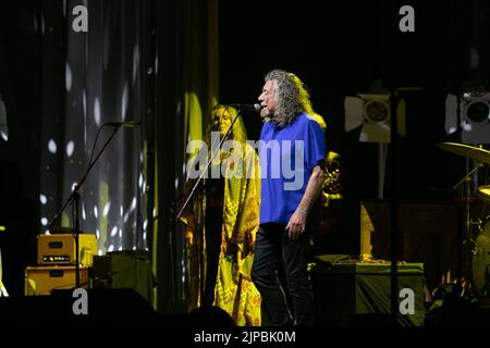 16 août 2022, San Diego, CA, États-Unis d'Amérique : Alison Krauss et Robert Plant collaborent pour réaliser un mélange inspirant et idiosyncratique de rock, folk, blues, bluegrass, country, Et le métal devant des milliers de fans à Rady Shell le lundi 15 août, à San Diego, Calif (Credit image: © Rishi Deka/ZUMA Press Wire) Banque D'Images