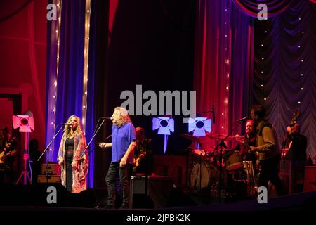 16 août 2022, San Diego, CA, États-Unis d'Amérique : Alison Krauss et Robert Plant collaborent pour réaliser un mélange inspirant et idiosyncratique de rock, folk, blues, bluegrass, country, Et le métal devant des milliers de fans à Rady Shell le lundi 15 août, à San Diego, Calif (Credit image: © Rishi Deka/ZUMA Press Wire) Banque D'Images