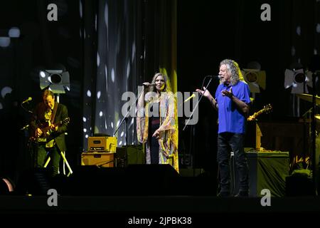 16 août 2022, San Diego, CA, États-Unis d'Amérique : Alison Krauss et Robert Plant collaborent pour réaliser un mélange inspirant et idiosyncratique de rock, folk, blues, bluegrass, country, Et le métal devant des milliers de fans à Rady Shell le lundi 15 août, à San Diego, Calif (Credit image: © Rishi Deka/ZUMA Press Wire) Banque D'Images