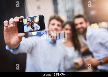 Après le travail, les hommes d'affaires ont un verre sur le balcon de leur bureau. Banque D'Images