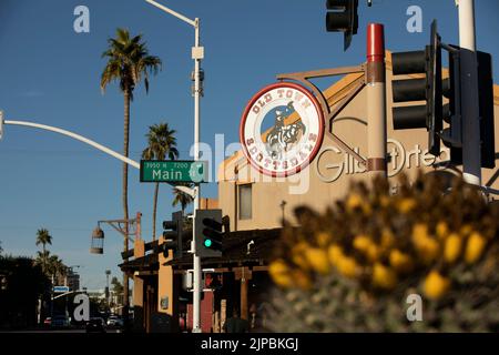 Scottsdale, Arizona, Etats-Unis - 4 janvier 2022 : la lumière de la fin de l'après-midi brille sur les façades historiques de la vieille ville. Banque D'Images