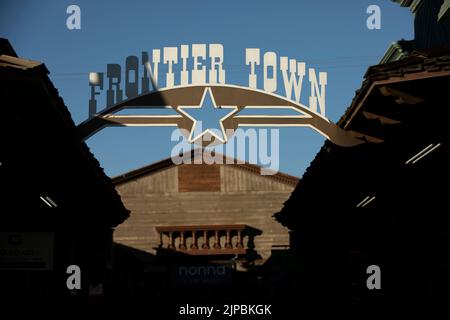 Scottsdale, Arizona, États-Unis - 4 janvier 2022 : la lumière de la fin de l'après-midi brille sur les façades historiques de la ville frontière dans la vieille ville de Scottsdale. Banque D'Images