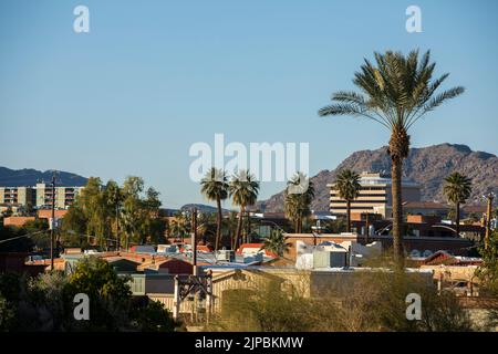 Vue aérienne au coucher du soleil sur le centre-ville de Scottsdale, Arizona, États-Unis. Banque D'Images