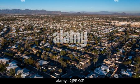 Vue aérienne au coucher du soleil sur le logement près du centre-ville de Scottsdale, Arizona, États-Unis. Banque D'Images
