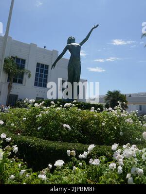 Los Angeles, Californie, États-Unis 16th août 2022 actrice Myrna Loy Statue à l'école secondaire de Venise où Olivia Newton-John et John Travolta ont filmé le film Grease, Rydell High School, chanteuse Britney Spears a filmé Baby One More Time Video, Histoire américaine X et cauchemar sur Elm Street 4 films filmés et plus encore à l'école secondaire de Venise au 13000 Venice Blvd sur 16 août 2022 à Los Angeles, Californie, Etats-Unis. Photo par Barry King/Alay stock photo Banque D'Images