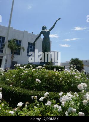 Los Angeles, Californie, États-Unis 16th août 2022 actrice Myrna Loy Statue à l'école secondaire de Venise où Olivia Newton-John et John Travolta ont filmé le film Grease, Rydell High School, chanteuse Britney Spears a filmé Baby One More Time Video, Histoire américaine X et cauchemar sur Elm Street 4 films filmés et plus encore à l'école secondaire de Venise au 13000 Venice Blvd sur 16 août 2022 à Los Angeles, Californie, Etats-Unis. Photo par Barry King/Alay stock photo Banque D'Images