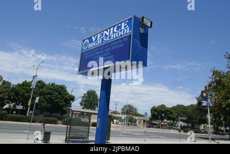 Los Angeles, Californie, États-Unis 16th août 2022 actrice Myrna Loy Statue à l'école secondaire de Venise où Olivia Newton-John et John Travolta ont filmé le film Grease, Rydell High School, chanteuse Britney Spears a filmé Baby One More Time Video, Histoire américaine X et cauchemar sur Elm Street 4 films filmés et plus encore à l'école secondaire de Venise au 13000 Venice Blvd sur 16 août 2022 à Los Angeles, Californie, Etats-Unis. Photo par Barry King/Alay stock photo Banque D'Images