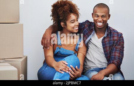 Un jeune couple attrayant déménagent dans leur nouvelle maison. Banque D'Images