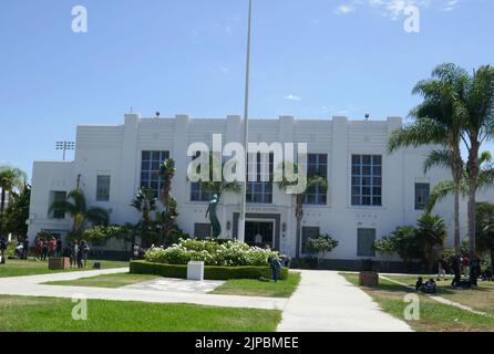 Los Angeles, Californie, États-Unis 16th août 2022 actrice Myrna Loy Statue à l'école secondaire de Venise où Olivia Newton-John et John Travolta ont filmé le film Grease, Rydell High School, chanteuse Britney Spears a filmé Baby One More Time Video, Histoire américaine X et cauchemar sur Elm Street 4 films filmés et plus encore à l'école secondaire de Venise au 13000 Venice Blvd sur 16 août 2022 à Los Angeles, Californie, Etats-Unis. Photo par Barry King/Alay stock photo Banque D'Images