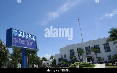 Los Angeles, Californie, États-Unis 16th août 2022 actrice Myrna Loy Statue à l'école secondaire de Venise où Olivia Newton-John et John Travolta ont filmé le film Grease, Rydell High School, chanteuse Britney Spears a filmé Baby One More Time Video, Histoire américaine X et cauchemar sur Elm Street 4 films filmés et plus encore à l'école secondaire de Venise au 13000 Venice Blvd sur 16 août 2022 à Los Angeles, Californie, Etats-Unis. Photo par Barry King/Alay stock photo Banque D'Images