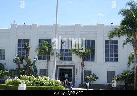 Los Angeles, Californie, États-Unis 16th août 2022 actrice Myrna Loy Statue à l'école secondaire de Venise où Olivia Newton-John et John Travolta ont filmé le film Grease, Rydell High School, chanteuse Britney Spears a filmé Baby One More Time Video, Histoire américaine X et cauchemar sur Elm Street 4 films filmés et plus encore à l'école secondaire de Venise au 13000 Venice Blvd sur 16 août 2022 à Los Angeles, Californie, Etats-Unis. Photo par Barry King/Alay stock photo Banque D'Images