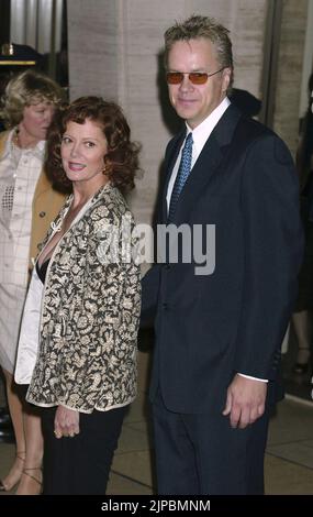 Susan Sarandon et Tim Robbins assistent au gala de la Société du film de Lincoln Center hommage à Susan Sarandon au Lincoln Center Avery Fisher Hall de New York, sur 5 mai 2003. Crédit photo : Henry McGee/MediaPunch Banque D'Images