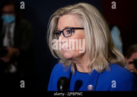 Liz Cheney, Représentante des États-Unis (républicaine du Wyoming), fait de brèves remarques et pose des questions aux journalistes à la suite du vote de la Conférence parlementaire sur le GOP pour décider de son sort en fonction de son rôle dans la direction du GOP de la Chambre, au Capitole des États-Unis à Washington, DC, le mercredi 12 mai 2021. Crédit : Rod Lamkey/CNP/MediaPunch Banque D'Images