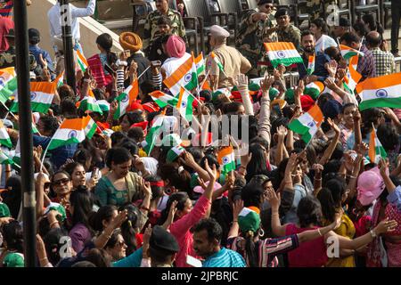 L'abaissement de la cérémonie des drapeaux à la frontière Attari-Wagah est une pratique militaire quotidienne que les forces de sécurité de l'Inde Banque D'Images