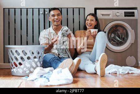 Un couple heureux, détendu et responsable qui fait de la lessive, des tâches ménagères ou de nettoyage ensemble le week-end à la maison. Jeune ami millénaire et Banque D'Images