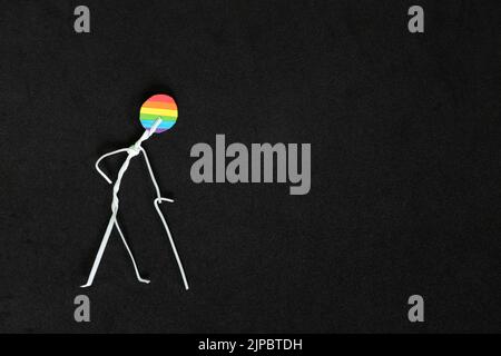 LGBT ou LGBTQ a abandonné les personnes âgées, en grandissant vieux concept unique et seul. Figurine Human Stick sur fond noir foncé. Banque D'Images