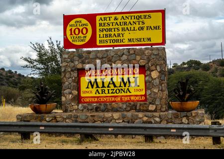 Miami, AZ, USA - 25 décembre 2021 : panneau accueillant au point d'entrée de la ville Banque D'Images