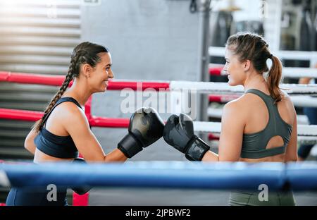 Boxe femmes, santé et athlétique paring à l'intérieur. De belles filles sportives restent actives avec la compétition amicale par le biais de la forme physique et de l'exercice. Heureux Banque D'Images