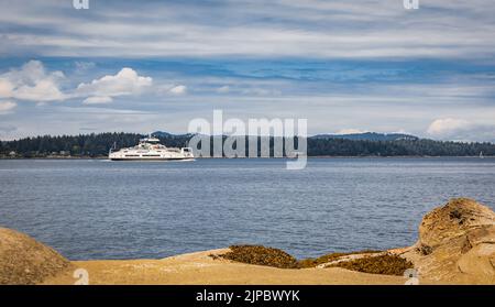 BC Ferries compagnie navire de passagers Island Gwawis Victoria à la mer. BC Ferries bateau sur le magnifique océan Pacifique et les montagnes arrière-plan. Déplacement Banque D'Images