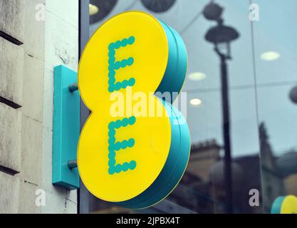 Photo de dossier datée du 06/01/16 d'une enseigne de boutique pour EE mobile dans le centre de Londres. L'opérateur de téléphonie mobile EE a dévoilé une nouvelle gamme de plans mensuels payants qui, selon lui, permettront d'améliorer la connectivité, le contenu et l'assistance aux utilisateurs. Date de publication : mercredi 17 août 2022. Banque D'Images