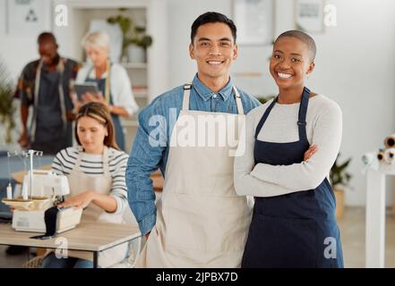 Fiers créateurs de mode, collègues et créatifs souriant tout en confectant des vêtements tendance pour la mode dans un studio. Portrait des managers d'équipe heureux dans Banque D'Images