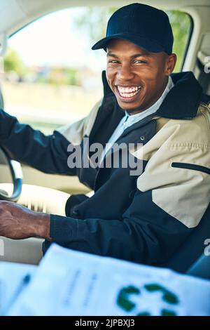 Pour faire quelques tours. Portrait d'un messager conduisant une camionnette de livraison. Banque D'Images