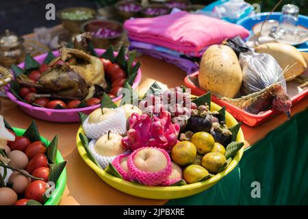 L'accent sélectif de divers aliments de couleur incluent les fruits, les légumes et le poulet décoré pour Siraman dans le rituel traditionnel de mariage javanais. Banque D'Images