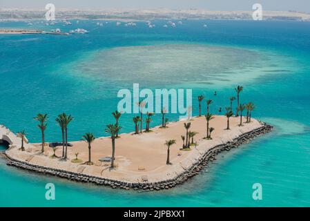 Vue aérienne sur la petite île en mer tropicale avec palmiers et vue sur le paysage de la côte Banque D'Images