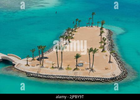 Vue aérienne sur la petite île en mer tropicale avec palmiers et vue sur le paysage de la côte Banque D'Images