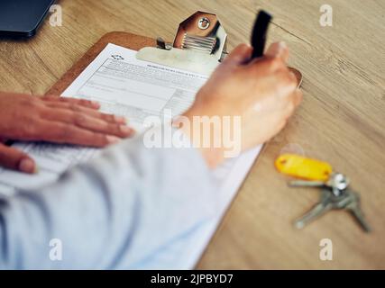 . Signature du contrat, clôture du document et clôture papier du banquier, du client ou du travailleur, rédaction ou saisie de renseignements sur le formulaire d'assurance ou de prêt. Mains de Banque D'Images