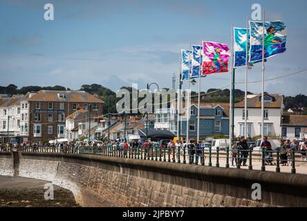 Drapeaux le long de la promenade de Penzance lors de la foire de Golowan Quay Banque D'Images