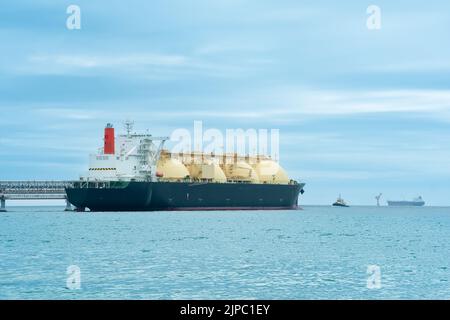 Navire de transport de gaz naturel liquéfié pendant le chargement à un terminal offshore de GNL Banque D'Images