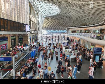 Peterborough, Royaume-Uni. 12th août 2022. La gare de Kings Cross était occupée vendredi après-midi (12 août), avant la grève ferroviaire de l'ASLEF aujourd'hui, crédit 13 août 2022: Paul Marriott/Alay Live News Banque D'Images