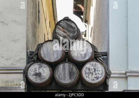 Fûts de bois empilés sur un magasin de rhum entre deux vieilles maisons de ville de Flensburg, Allemagne, point de mire choisi Banque D'Images