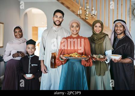 Portrait d'une famille musulmane heureuse, souriante et positive célébrant le Ramadan ensemble, passant la journée à passer des vacances religieuses. Frères et sœurs islamiques Banque D'Images