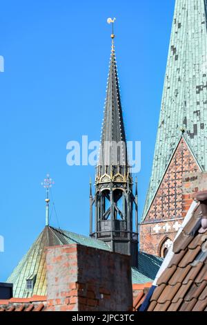 Tourelle de la dorsale de l'église Marien, célèbre basilique dans la vieille ville de Luebeck, ciel bleu de l'Allemagne, espace de copie, foyer sélectionné Banque D'Images
