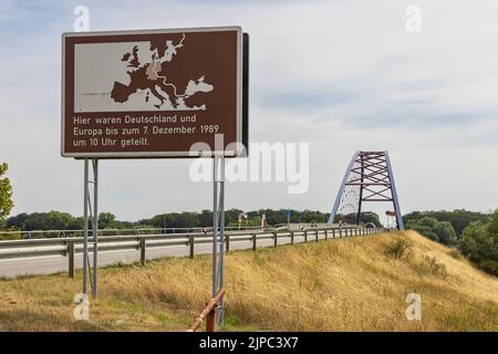 Domtiz, Allemagne - 2 août 2022 : panneau commémoratif et pont le long de l'ancienne frontière intérieure-allemande à Domitz en Allemagne en souvenir de la dévolution allemande en Allemagne de l'est et de l'Ouest Banque D'Images