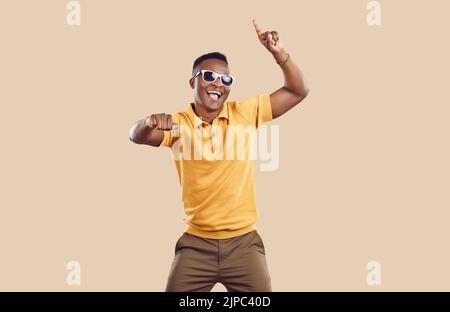 Studio portrait d'un jeune afro-américain joyeux dansant et s'amusant Banque D'Images