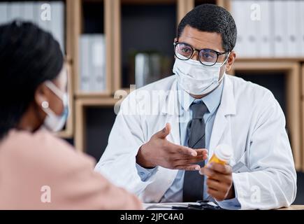 Rendez-vous médical ou médecin consultant un patient pendant la pandémie de covid depuis son bureau. GP masculine aidant un client malade en lui donnant des comprimés Banque D'Images