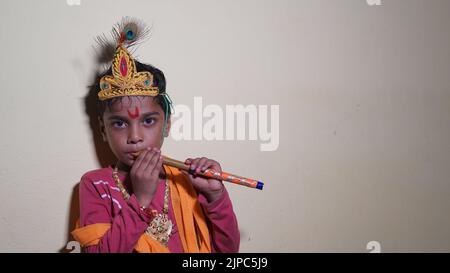 Enfant habillé comme Seigneur Sri Krishna lors du festival Janmashtami ou jour Ashtamirohini pour la procession Banque D'Images