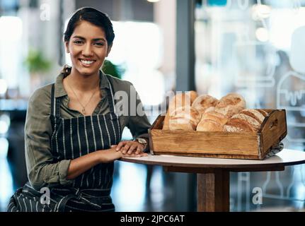 Portrait d'une femme serveur de restaurant, boulanger ou directeur de magasin de café avec du pain frais pour le petit déjeuner. Boulangerie souriante, heureuse et jeune femme Banque D'Images