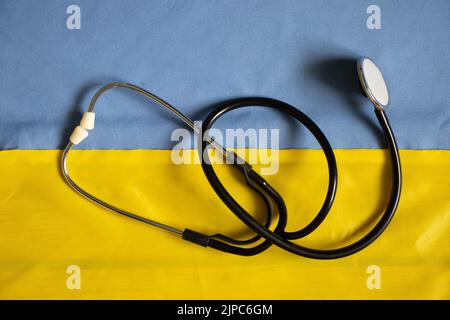 Le stéthoscope se trouve sur le drapeau national de l'Ukraine bleu jaune, la médecine en Ukraine, l'équipement médical Banque D'Images