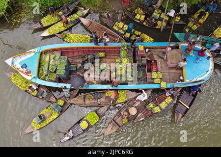 Barisal, Barisal, Bangladesh. 17th août 2022. Un marché flottant de la goyave dans le sud du district de Barisal, connu sous le nom de ''la Venise du Bengale'', est maintenant en effervescence avec les acheteurs et les vendeurs à Swarupkathi, Barisal, Bangladesh, alors que la récolte de la goyave est à son apogée. Il y a des centaines de bateaux remplis de goyave et tous les métiers se produisent sur des bateaux. Comme Barisal est le plus grand producteur de variétés indigènes de goyave du pays, avec un volume de production annuel dépassant 15 000 tonnes métriques, les agriculteurs dépendent fortement de l'agriculture de goyave. Les guavas sont cultivés dans des vergers qui s'assoient le long de la rivière et qui sont des trayons Banque D'Images