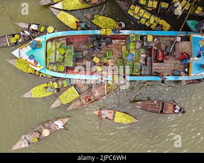 Barisal, Barisal, Bangladesh. 17th août 2022. Un marché flottant de la goyave dans le sud du district de Barisal, connu sous le nom de ''la Venise du Bengale'', est maintenant en effervescence avec les acheteurs et les vendeurs à Swarupkathi, Barisal, Bangladesh, alors que la récolte de la goyave est à son apogée. Il y a des centaines de bateaux remplis de goyave et tous les métiers se produisent sur des bateaux. Comme Barisal est le plus grand producteur de variétés indigènes de goyave du pays, avec un volume de production annuel dépassant 15 000 tonnes métriques, les agriculteurs dépendent fortement de l'agriculture de goyave. Les guavas sont cultivés dans des vergers qui s'assoient le long de la rivière et qui sont des trayons Banque D'Images